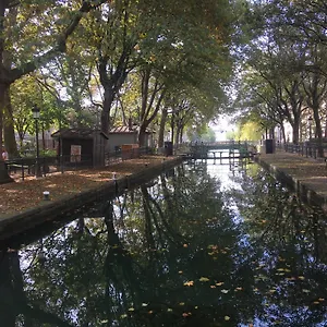 Apartment Paris, Au Bord Du Canal Saint Martin, Paris